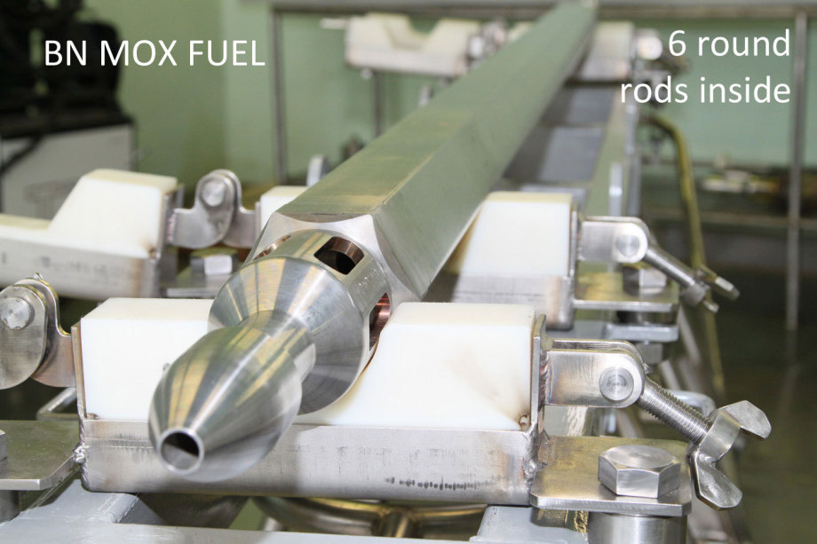 BN MOX FUEL ROD - Uran-Oxid mixed with spent fuel - 6 pans form with 6 round pellet tubes inside